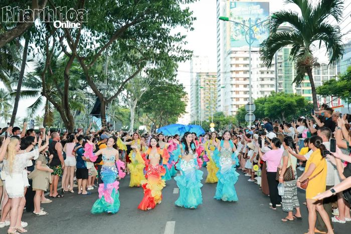 Du khách hòa vào không khí lễ hội đường phố diễn ra trên địa bàn phường Nha Trang. Ảnh: N.T