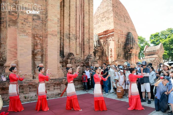 Biểu diễn múa Chăm phục vụ du khách tại di tích quốc gia đặc biệt Tháp Bà Pô Nagar. Ảnh: N.T