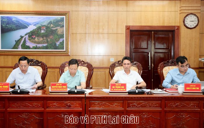 Các đại biểu dự buổi làm việc.