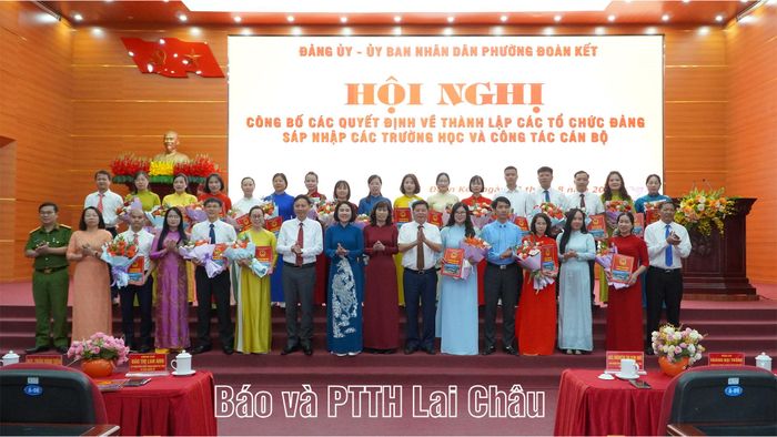 Lãnh đạo Sở Giáo dục và Đào tạo, phường Đoàn Kết trao quyết định cho các đồng chí bí thư, phó bí thư đảng bộ, ban giám hiệu các trường sau sắp xếp.