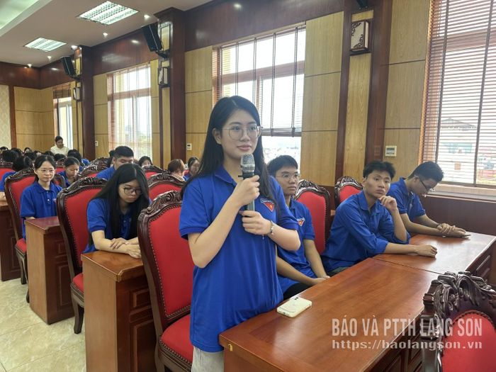 Thanh niên trao đổi tại hội nghị