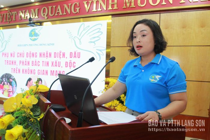 Đại diện Hội Phụ nữ phường phổ biến các nội dung tại hội nghị