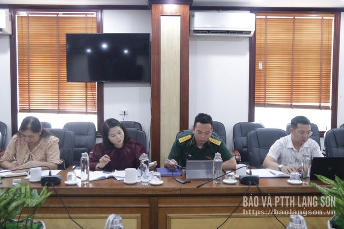 Các đại biểu nghiên cứu tài liệu tại buổi kiểm tra