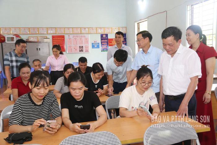 Đoàn kiểm tra thực tế hoạt động của Tổ công nghệ số cộng đồng thôn Bình An, xã Đình Lập