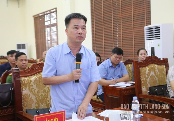 Lãnh đạo xã Châu Sơn báo cáo việc thực hiện phong trào trên địa bàn