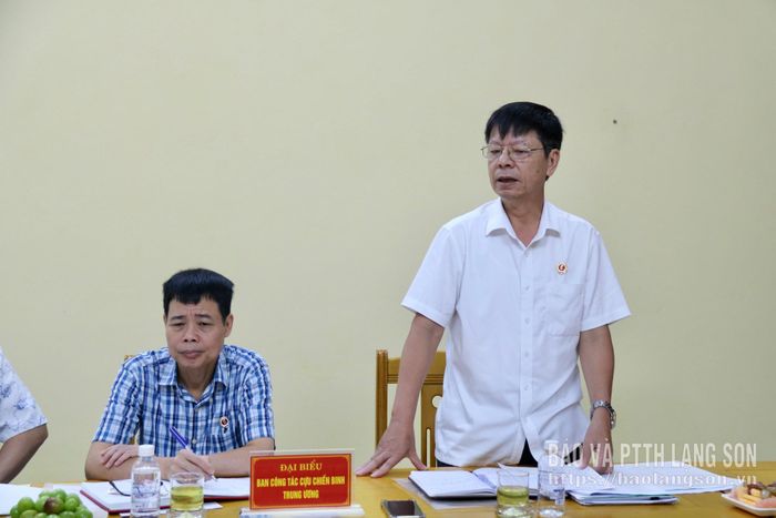 Thành viên đoàn kiểm tra của Trung ương Hội CCB Việt Nam phát biểu tại buổi làm việc