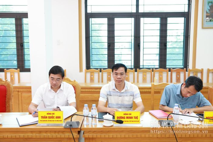 Các thành viên đoàn giám sát dự hội nghị