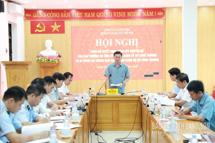 Đồng chí Đinh Hữu Học, Ủy viên Ban Thường vụ Tỉnh ủy, Phó Chủ tịch Thường trực UBND tỉnh phát biểu tại hội nghị