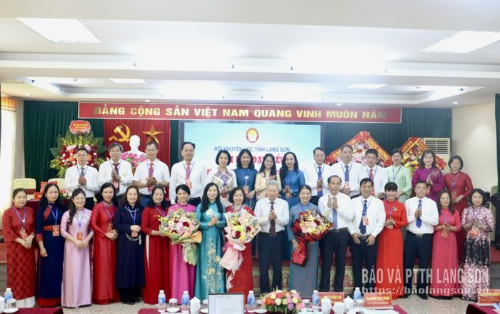 Các đại biểu tặng hoa chúc mừng Ban Chấp hành khóa mới