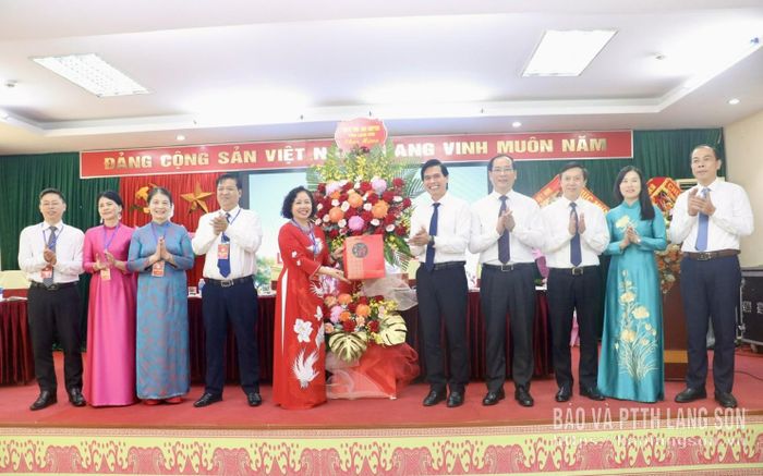 Đồng chí Hoàng Quốc Khánh, Ủy viên Trung ương Đảng, Bí thư Tỉnh ủy và các đại biểu tặng hoa chúc mừng đại hội