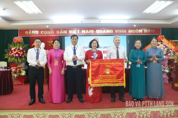Lãnh đạo Trung ương Hội Khuyến học Việt Nam trao cờ thi đua xuất sắc cho tập thể Hội Khuyến học tỉnh