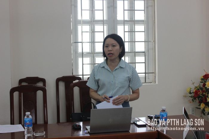 Lãnh đạo Phòng Kinh tế - Hạ tầng và Đô thị phường Tam Thanh nêu ý kiến tại cuộc họp
