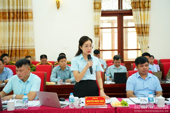 Lãnh đạo xã Quan Sơn báo cáo việc thực hiện phong trào "Bình dân học vụ số" trên địa bàn xã