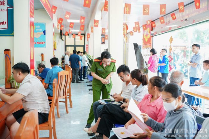 Thành viên đoàn kiểm tra trao đổi, thu thập thông tin từ người dân