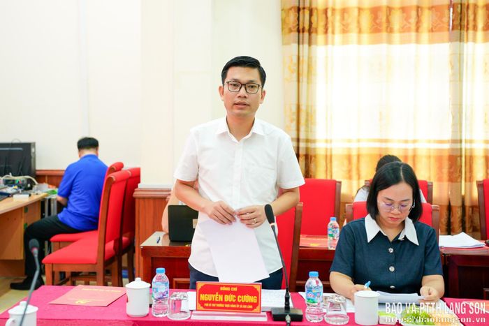 Lãnh đạo xã Chi Lăng báo cáo việc thực hiện phong trào "Bình dân học vụ số" trên địa bàn xã