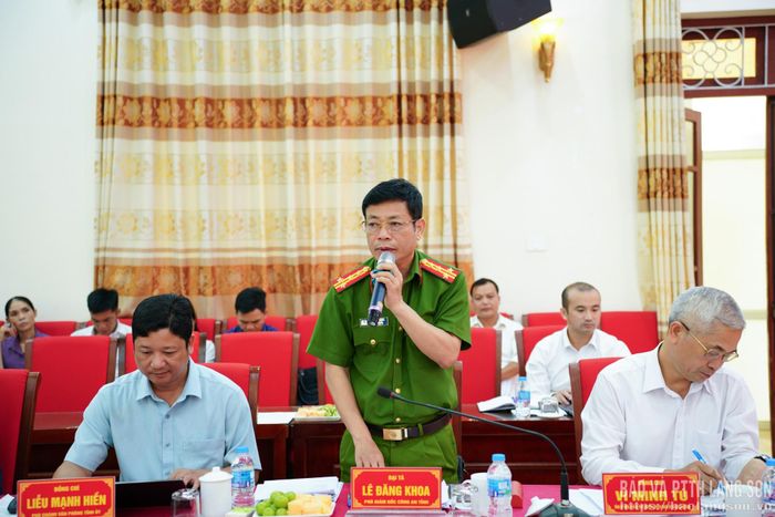 Lãnh đạo Công an tỉnh, thành viên đoàn kiểm tra thảo luận nội dung liên quan
