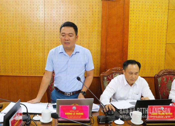 Lãnh đạo Ban Pháp chế HĐND tỉnh phát biểu tại cuộc họp