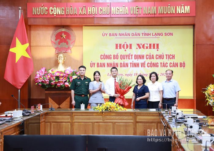 Ban Thường vụ Đảng ủy xã Đồng Đăng tặng hoa chúc mừng đồng chí Trịnh Tiến Duy