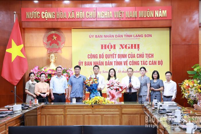 Lãnh đạo Sở Nội vụ, các phòng chuyên môn Sở Nội vụ tặng hoa chúc mừng các đồng chí vừa được bổ nhiệm