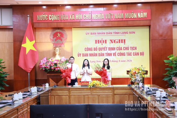Đồng chí Trần Thanh Nhàn, Phó Chủ tịch UBND tỉnh trao quyết định và tặng hoa chúc mừng Giám đốc và Phó Giám đốc Sở Nội vụ