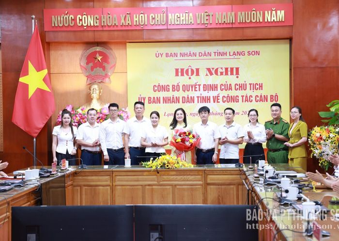 Ban Thường vụ Đảng ủy xã Cai Kinh tặng hoa chúc mừng đồng chí Đinh Thị Anh Thư