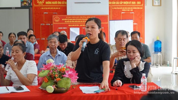 Đại diện các hộ dân nêu ý kiến tại cuộc họp