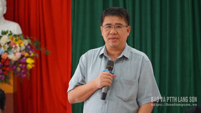 Lãnh đạo UBND phường Đông Kinh trao đổi tại cuộc họp