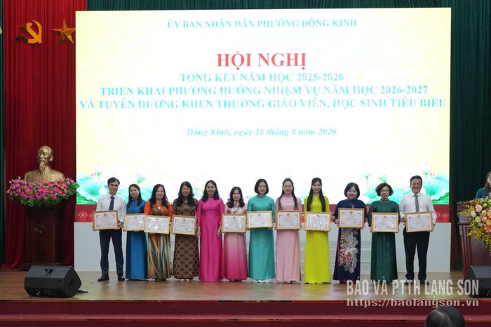 Các tập thể được nhận Giấy khen của Chủ tịch UBND phường Đông Kinh