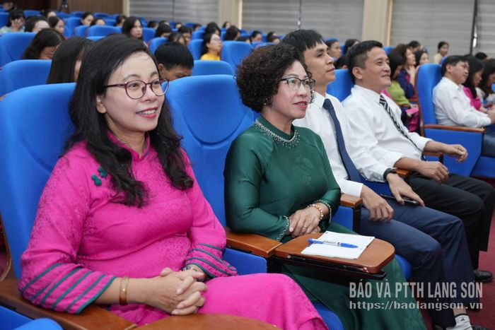 Cán bộ quản lý, giáo viên tham dự hội nghị