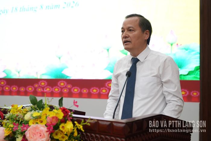 Đồng chí Phùng Quang Hội, Ủy viên Ban Thường vụ Tỉnh ủy, Bí thư Đảng ủy, Chủ tịch HĐND phường Đông Kinh phát biểu chỉ đạo tại hội nghị