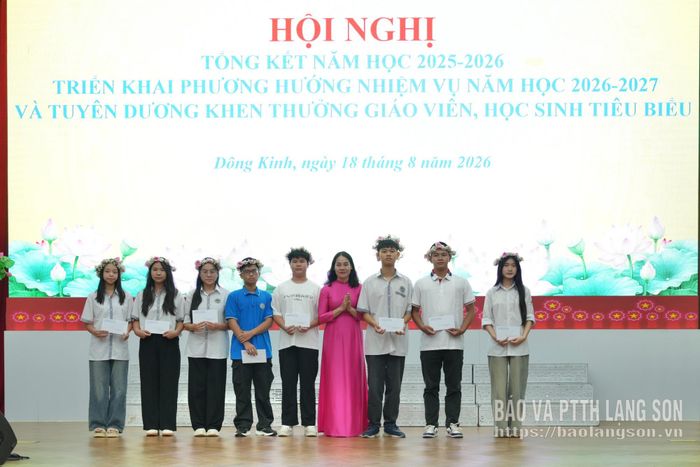 Các em học sinh tiêu biểu được tuyên dương, khen thưởng tại hội nghị