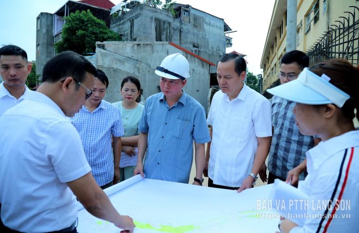 Đồng chí Phó Chủ tịch Thường trực UBND tỉnh nghe báo cáo phương án thực hiện khu dân cư, tái định cư 
