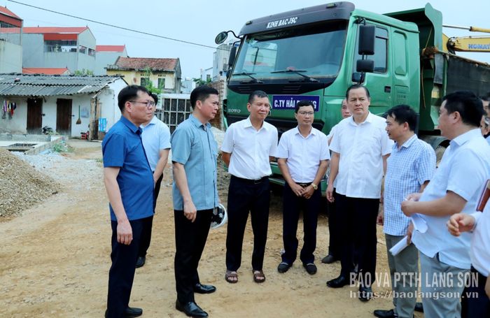 Đồng chí Phó Chủ tịch Thường trực UBND tỉnh nghe các cơ quan liên quan báo cáo công tác di dời các công trình liên quan trong phạm vi dự án