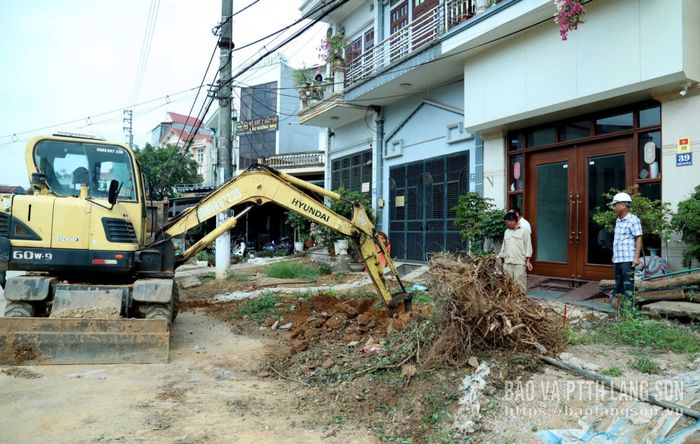 Đơn vị thi công thực hiện đào đất để thi công các hạng mục của dự án