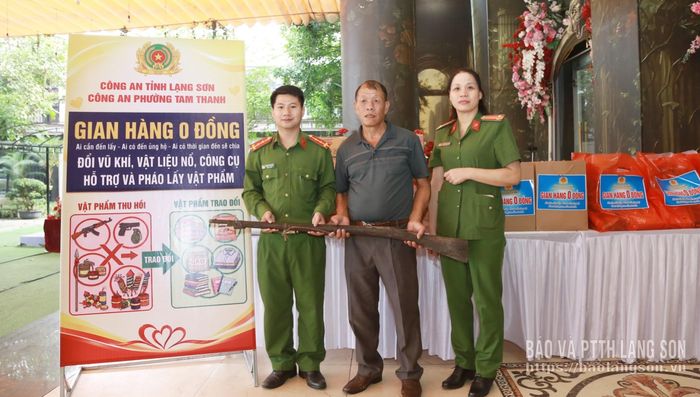 Công an phường Tam Thanh tiếp nhận vũ khí người dân đến giao nộp tại "Gian hàng 0 đồng"