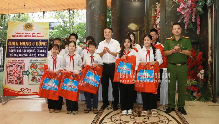 Lãnh đạo UBND, Công an phường Tam Thanh trao quà cho các em học sinh có hoàn cảnh khó khăn tại "Gian hàng 0 đồng"