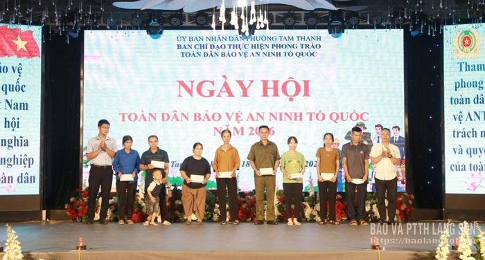 Các đại biểu trao quà cho các gia đình có hoàn cảnh khó khăn tại ngày hội