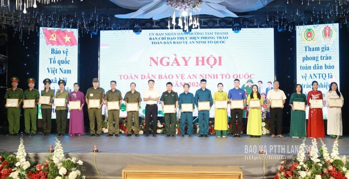 Lãnh đạo UBND phường Tam Thanh trao Giấy khen cho các cá nhân