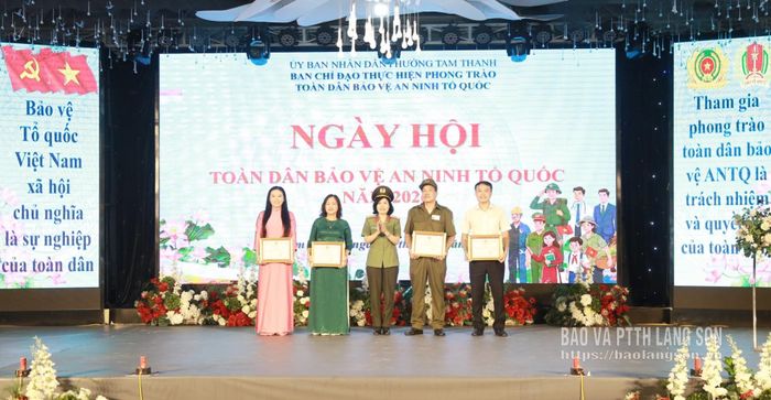 Đại diện Công an tỉnh trao Giấy khen cho các tập thể, cá nhân