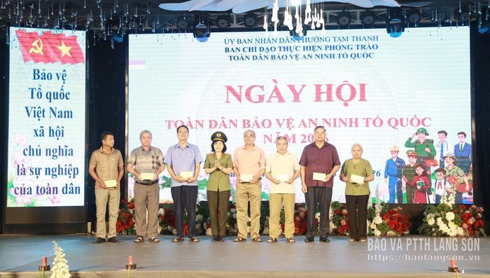Đại diện Công an tỉnh tặng quà các gia đình chính sách