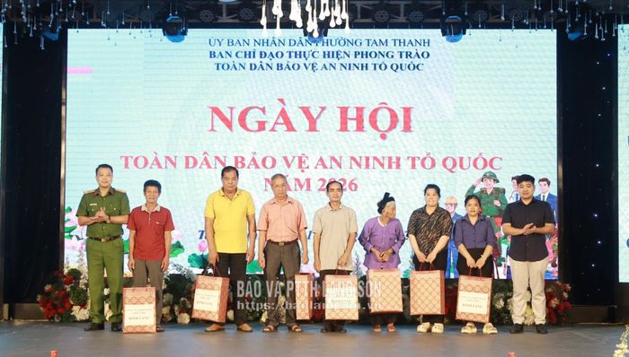 Đại diện Công an phường Tam Thanh, doanh nghiệp trao quà cho các gia đình tại ngày hội
