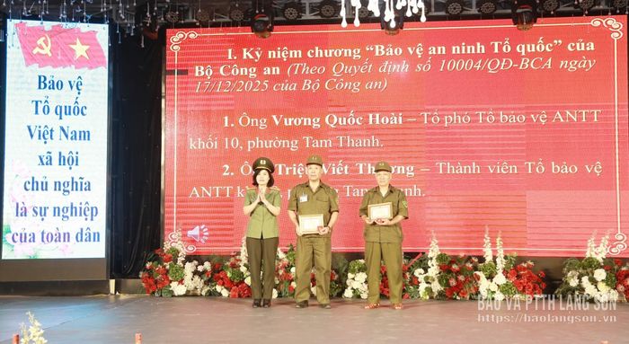 Đại diện Công an tỉnh trao Kỷ niệm chương cho các cá nhân