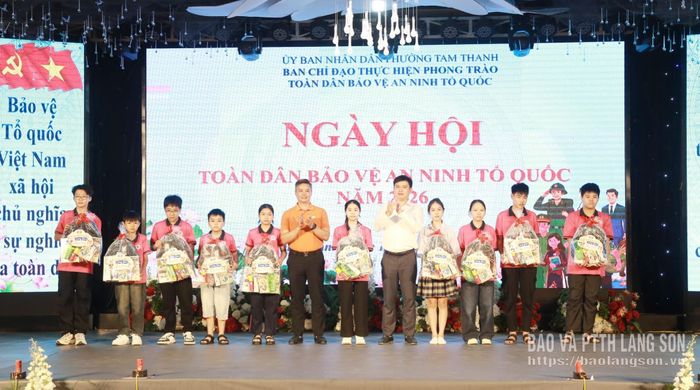 Các đại biểu trao quà cho học sinh có hoàn cảnh khó khăn tại ngày hội