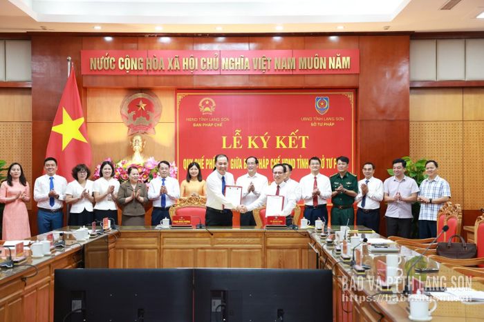 Lãnh đạo hai cơ quan thực hiện ký kết quy chế phối hợp