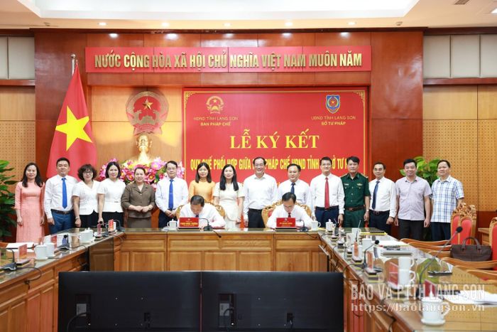 Lãnh đạo hai cơ quan thực hiện ký kết quy chế phối hợp