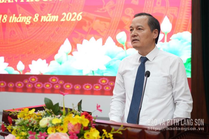 Đồng chí Phùng Quang Hội, Ủy viên Ban Thường vụ Tỉnh ủy, Bí thư Đảng ủy, Chủ tịch HĐND phường Đông Kinh phát biểu giao nhiệm vụ tại chương trình