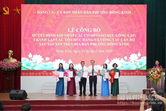 Đồng chí Phùng Quang Hội, Ủy viên Ban Thường vụ Tỉnh ủy, Bí thư Đảng ủy, Chủ tịch HĐND phường Đông Kinh trao các quyết định thành lập các tổ chức Đảng cho đại diện các nhà trường