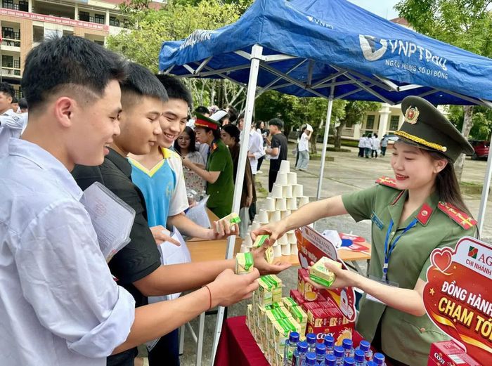 Trong mỗi mùa thi, đều xuất hiện hình ảnh cán bộ, chiến sĩ Công an nhân dân tham gia hoạt động tiếp sức mùa thi, bảo vệ an toàn cho các điểm thi.