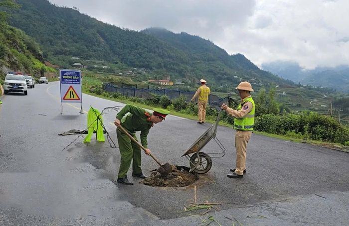 Gia cố tạm thời những tuyến đường bị hỏng do thiên tai.