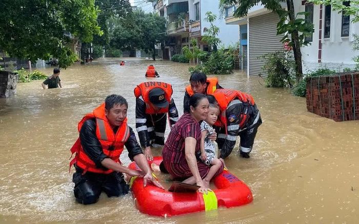 Trong thiên tai, mưa lũ, sạt lở hay những tình huống người dân gặp khó khăn, hoạn nạn, lực lượng công an luôn kịp thời có mặt, tham gia cứu hộ, cứu nạn, hỗ trợ người dân khắc phục hậu quả, bảo vệ tính mạng và tài sản.